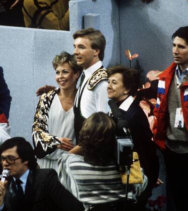 Jayne Torvill and Christopher Dean (GBR) with coach Betty Calloway. Sarajevo 1984 Winter Olympics  o0 Eistanz