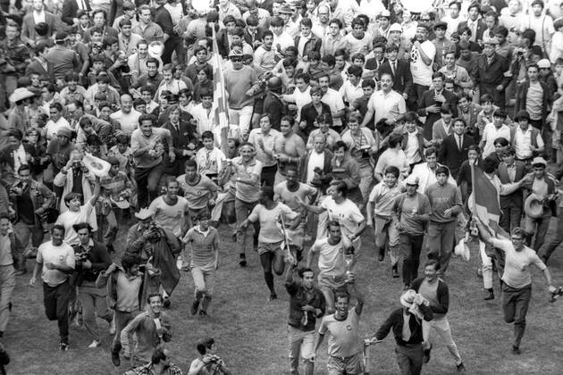 WM 1970: Weltmeister Brasilien feiert, vorn Carlos Alberto mit dem Coupe Jules Rimet Jubel, Freude Schlussjubel Fan, Fußballfan, Publikum Sieg Weltmeister Pokal Trophäe Totale Objekte