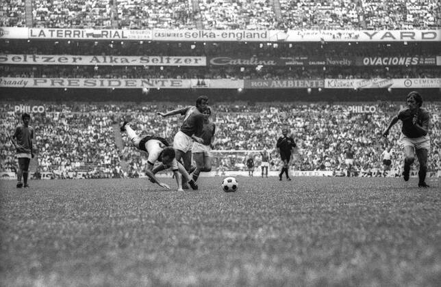 WM Halbfinale 1970 in Mexiko City - Italien - BR Deutschland (BRD) 4:3 n.V. - Franz Beckenbauer (BRD, 2.v.li.) kommt zu Fall, re. Roberto Rosato (Italien) Aktion
