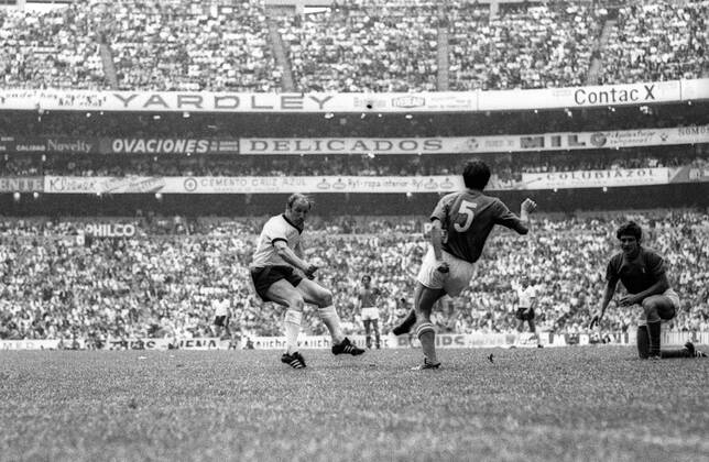 WM Halbfinale 1970 in Mexiko City - Italien - BR Deutschland (BRD) 4:3 n.V. - Uwe Seeler (BRD, li.) zieht ab Aktion