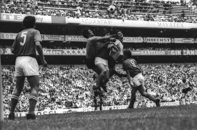 WM Halbfinale 1970 in Mexiko City - Italien - BR Deutschland (BRD) 4:3 n.V. - Gerd Müller (BRD, 3.v.re.) im Duell mit Torwart Enrico Albertosi (Italien, 2.v.li.), beobachtet von Uwe Seeler (BRD, re.) Aktion o00 Kampf Einsatz Geschichte Fußballgeschichte