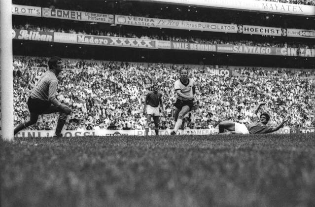 WM Halbfinale 1970 in Mexiko City - Italien - BR Deutschland (BRD) 4:3 n.V. - Uwe Seeler (BRD, 2.v.re.) gegen Torwart Enrico Albertosi (li.), Tarcisio Burgnich (re.) und Giacinto Facchetti (alle Italien) Aktion