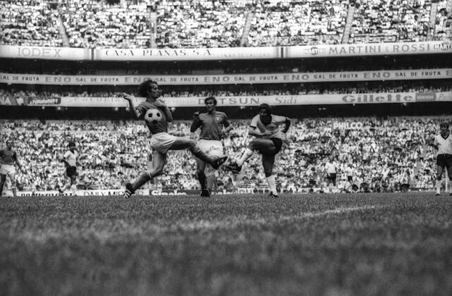 WM Halbfinale 1970 in Mexiko City - Italien - BR Deutschland (BRD) 4:3 n.V. - Gerd Müller (BRD, re.) gegen Tarcisio Burgnich (Mitte) und Roberto Rosato (beide Italien) Aktion