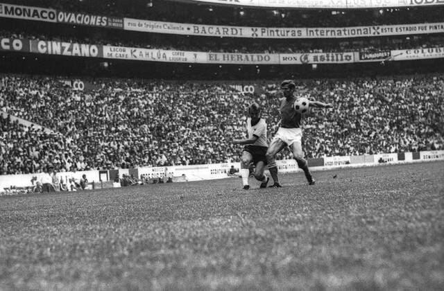 WM Halbfinale 1970 in Mexiko City - Italien - BR Deutschland (BRD) 4:3 n.V. - Reinhard Stan Libuda (BRD, li.) gegen Giacinto Facchetti (Italien) Aktion