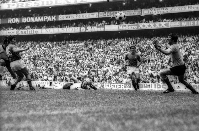 WM Halbfinale 1970 in Mexiko City - Italien - BR Deutschland (BRD) 4:3 n.V. - Uwe Seeler (BRD, Mitte) beobachtet die Torchance von Gerd Müller (li., beide BRD) gegen Giancarlo de Sisti (2.v.li.), Tarcisio Burgnich (2.v.re.) und Torwart Enrico Albertosi (alle Italien) Aktion