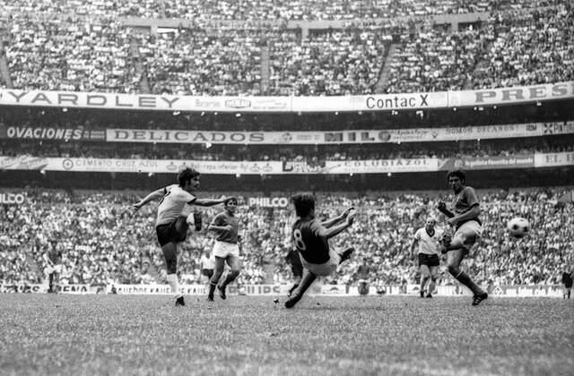 WM Halbfinale 1970 in Mexiko City - Italien - BR Deutschland (BRD) 4:3 n.V. - Gerd Müller (BRD, li.) zieht ab Aktion o00 Aufmacher Geschichte Fußballgeschichte