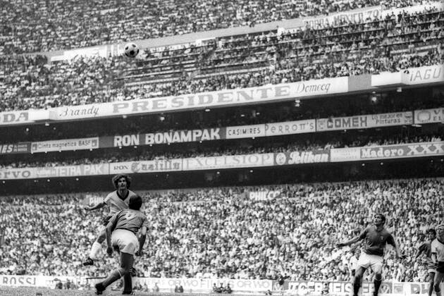 WM Halbfinale 1970 in Mexiko City - Italien - BR Deutschland (BRD) 4:3 n.V. - Gerd Müller (BRD, hi.) mit einem Kopfball Aktion