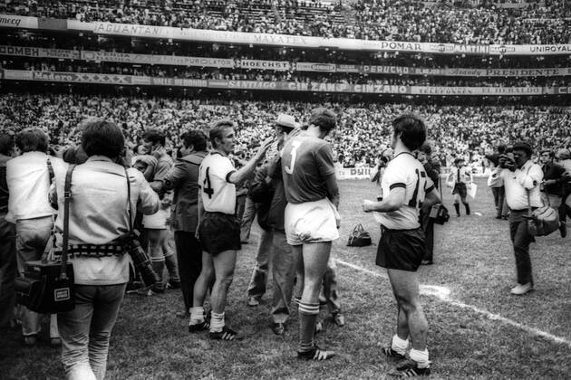 WM Halbfinale 1970 in Mexiko City - Italien - BR Deutschland (BRD) 4:3 n.V. - Reinhard Stan Libuda (BRD, Mitte) gratuliert den Italienern zum Weiterkommen