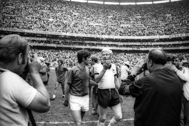 WM Halbfinale 1970 in Mexiko City - Italien - BR Deutschland (BRD) 4:3 n.V. - Karl Heinz Schnellinger (BRD, re.) im Gespräch mit Gianni Rivera (Italien)