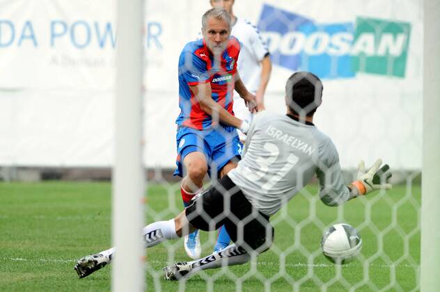 Champions League 2. qualification match Viktoria Pilsen against Pyunik Yerevan on July 19, 2011 in Pilsen, Czech Republic. Pictured Daniel Kolar, Karen Israelyan. (CTKxPhoto PavelxRakusan)  CTKPhoto201107190365901