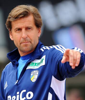 23. Juli 2011: Erfurt, Steigerwaldstadion: Fussball 3. Liga, 1. Spieltag: FC Rot Weiss Erfurt - FC Carl Zeiss Jena: Jenas Trainer Heiko Weber gibt Anweisungen. 2012