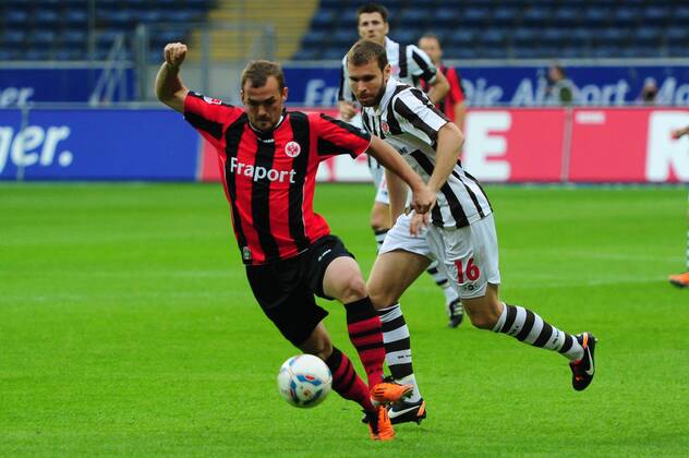 Fußball 2. Bundesliga Eintracht Frankfurt - FC St. Pauli am 25.07.2011 in Frankfurt am Main Markus Thorandt ( St. Pauli ), rechts - Erwin Hoffer ( Eintracht Frankfurt ), links
