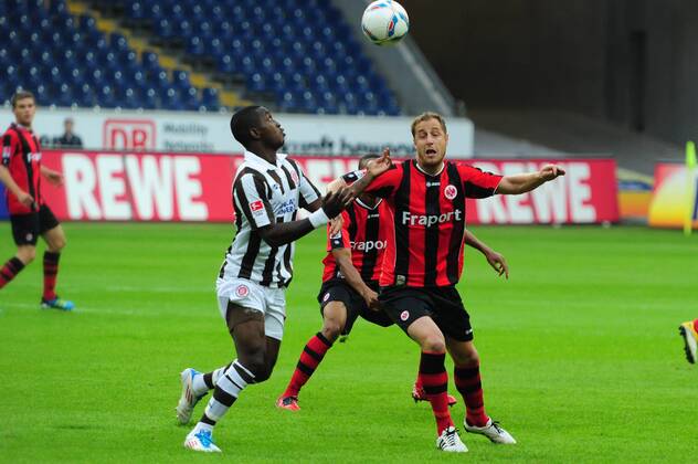 Fußball 2. Bundesliga Eintracht Frankfurt - FC St. Pauli am 25.07.2011 in Frankfurt am Main Charles Takyi ( St. Pauli ), links - Matthias Lehmann ( Eintracht Frankfurt ), rechts