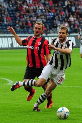 Fußball 2. Bundesliga Eintracht Frankfurt - FC St. Pauli am 25.07.2011 in Frankfurt am Main Erwin Hoffer ( Eintracht Frankfurt ), links - Markus Thorandt ( St. Pauli ), rechts