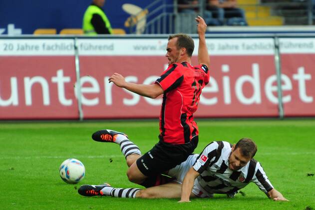 Fußball 2. Bundesliga Eintracht Frankfurt - FC St. Pauli am 25.07.2011 in Frankfurt am Main Erwin Hoffer ( Eintracht Frankfurt ), links - Markus Thorandt ( St. Pauli ), rechts