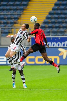 Fußball 2. Bundesliga Eintracht Frankfurt - FC St. Pauli am 25.07.2011 in Frankfurt am Main Constant Djakpa ( Eintracht Frankfurt ), rechts - Fin Bartels ( St. Pauli ), links