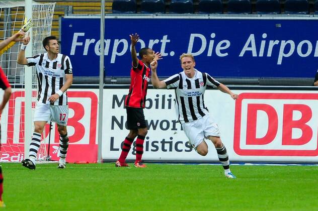 Fußball 2. Bundesliga Eintracht Frankfurt - FC St. Pauli am 25.07.2011 in Frankfurt am Main Fabian Boll ( St. Pauli ), rechts erzielt das 1:0 n der 38. Minute.