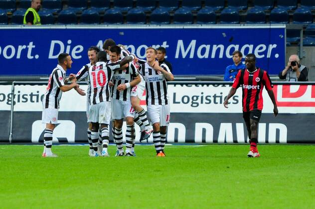 Fußball 2. Bundesliga Eintracht Frankfurt - FC St. Pauli am 25.07.2011 in Frankfurt am Main Fabian Boll ( St. Pauli ) erzielt das 1:0 n der 38. Minute und freut sich mit seinen Mannschaftskameraden.