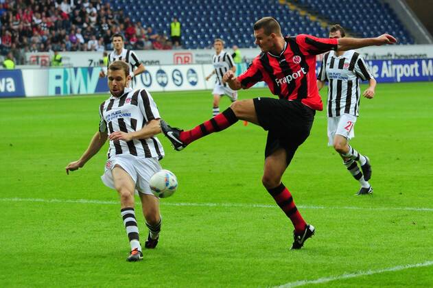 Fußball 2. Bundesliga Eintracht Frankfurt - FC St. Pauli am 25.07.2011 in Frankfurt am Main Markus Thorandt ( St. Pauli ), links - Alexander Meier ( Eintracht Frankfurt ), rechts