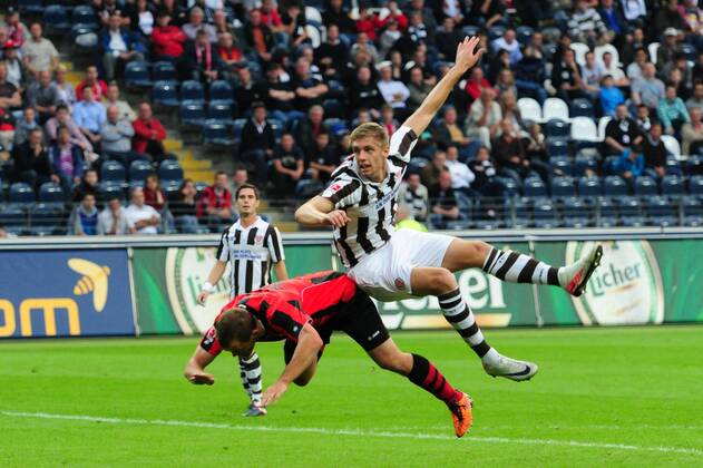 Fußball 2. Bundesliga Eintracht Frankfurt - FC St. Pauli am 25.07.2011 in Frankfurt am Main Lasse Sobiech ( St. Pauli ), rechts - Erwin Hoffer ( Eintracht Frankfurt ), links