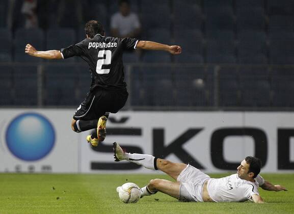 FUSSBALL - UEFA CL Quali, Sturm vs Zestafoni GRAZ,AUSTRIA,03.AUG.11 - FUSSBALL - UEFA Champions League, Qualifikation, SK Sturm Graz vs FC Zestafoni. Bild zeigt George Popkhadze (Sturm) und Kakhaber Aladashvili (Zestafoni).