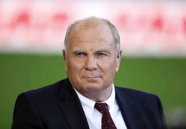 Fußball Bundesliga Saison 2011 2012, 1. Spieltag : Borussia Dortmund-Hamburger SV 3-1 im Signal Iduna Park in Dortmund- Uli Hoeneß beim Sky Gespräch vor dem Spiel Fussball,Herren,Männer,Liga,Bundesliga,DFL,SKY,Medien,Interview, Gesprächsrunde,Diskussion,Experte,Fachmann,Kommentar,Mimik,Porträt,quer