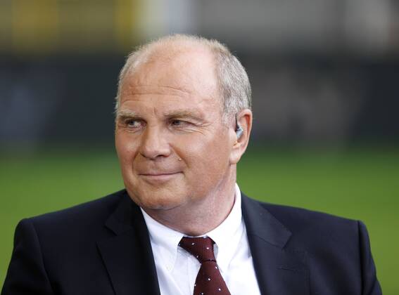 Fußball Bundesliga Saison 2011 2012, 1. Spieltag : Borussia Dortmund-Hamburger SV 3-1 im Signal Iduna Park in Dortmund- Uli Hoeneß beim Sky Gespräch vor dem Spiel Fussball,Herren,Männer,Liga,Bundesliga,DFL,SKY,Medien,Interview, Gesprächsrunde,Diskussion,Experte,Fachmann,Kommentar,Mimik,Porträt,quer