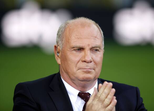 Fußball Bundesliga Saison 2011 2012, 1. Spieltag : Borussia Dortmund-Hamburger SV 3-1 im Signal Iduna Park in Dortmund- Uli Hoeneß beim Sky Gespräch vor dem Spiel Fussball,Herren,Männer,Liga,Bundesliga,DFL,SKY,Medien,Interview, Gesprächsrunde,Diskussion,Experte,Fachmann,Kommentar,Mimik,Porträt,quer