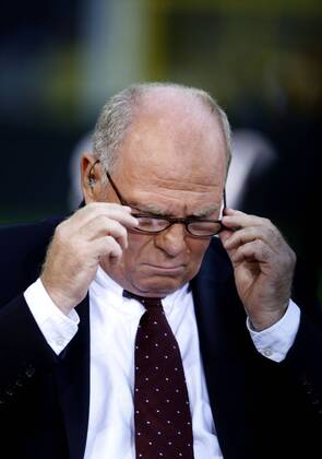 Fußball Bundesliga Saison 2011 2012, 1. Spieltag : Borussia Dortmund-Hamburger SV 3-1 im Signal Iduna Park in Dortmund- Uli Hoeneß beim Sky Gespräch vor dem Spiel setz sich seine Lesebrille ab Fussball,Herren,Männer,Liga,Bundesliga,DFL,SKY,Medien,Interview, Gesprächsrunde,Diskussion,Experte,Fachmann,Kommentar,Mimik,Porträt,Brille, Geste,hoch