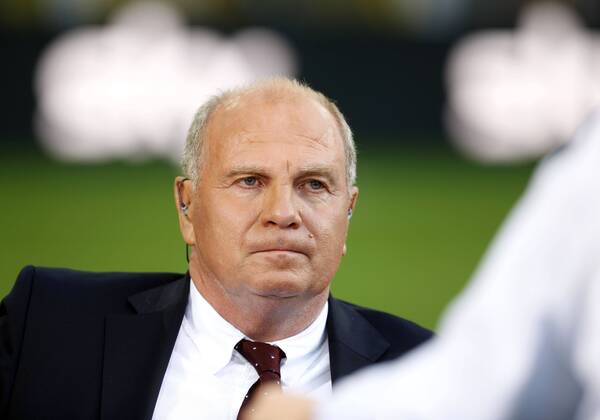Fußball Bundesliga Saison 2011 2012, 1. Spieltag : Borussia Dortmund-Hamburger SV 3-1 im Signal Iduna Park in Dortmund- Uli Hoeneß beim Sky Gespräch vor dem Spiel Fussball,Herren,Männer,Liga,Bundesliga,DFL,SKY,Medien,Interview, Gesprächsrunde,Diskussion,Experte,Fachmann,Kommentar,Mimik,Porträt,quer