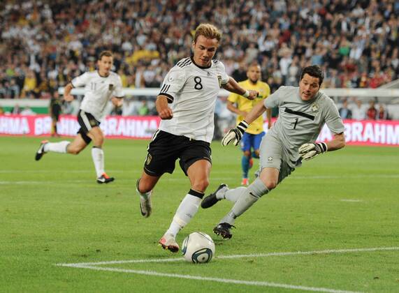 10-08-2011, Fussball Länderspiel, DEUTSCHLAND - BRASILIEN 3-2 Mario Götze (Deutschland), li., umspielt Torhüter Julio Cesar (Brasilien) und erzielt das Tor zum 2-0, Thiago Silva (re.) kann nicht mehr eingreifen