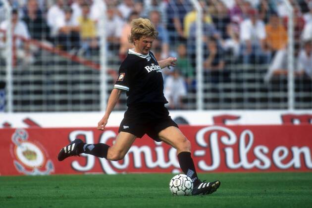 Stefan Effenberg (Borussia Mönchengladbach) am Ball Aktion Einzelbild Freisteller Hamburg Gladbach Dynamik Schuss, schießen Schusshaltung