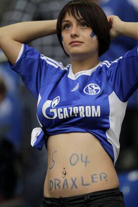 Fussball-Bundesliga Saison 2011 2012-2.Spieltag - FC Schalke O4 in Gelsenkirchen - Ein junger weiblicher Fan zeigt, das ihr Herz für Julian Draxler schlägt. Fussball,Herren,Männer,Liga,Bundesliga,DFL,Fan,Frau,Mädchen,Erotik,Mimik, Pose,Piercing,Bauchnabel,sexy,Trikot,bauchfrei,Porträt,hoch o0 nackt Idol Bauchbemalung Bemalung Bauch Körperteile weiblich, Frau Name Namenszug bauchfrei