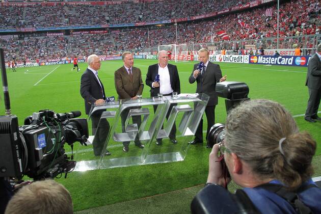 FUSSBALL CHAMPIONS LEAGUE SAISON 2011 2012 Qualifikation 17.08.2011 FC Bayern München, RAN Sat 1 Fernseh Interview mit Ehrenpräsident Franz Beckenbauer, Vorstandsvorsitzender Karl Heinz Rummenigge, Präsident Uli Hoeness (v. li., FC Bayern Muenchen) und Moderator Johannes B. Kerner. Porträt Gestik Emotionen