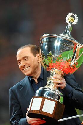 Ministerpräsident Silvio BERLUSCONI (ITA) - Stadio Meazza - Trofeo Berlusconi - AC Milan - Juventus Turin - o0 people Politik Siegerehrung Pokal, Trophäe Objekte