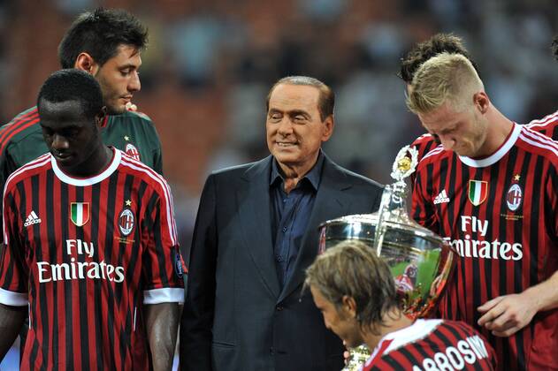 Ministerpräsident Silvio BERLUSCONI (ITA) und Massimo AMBROSINI (vorn) sowie Ignazio Abate und Taye Taiwo (li.) - Stadio Meazza - Trofeo Berlusconi - AC Milan - Juventus Turin - allexsabba o0 people Politik Siegerehrung Pokal, Trophäe Objekte Sieg, Sieger