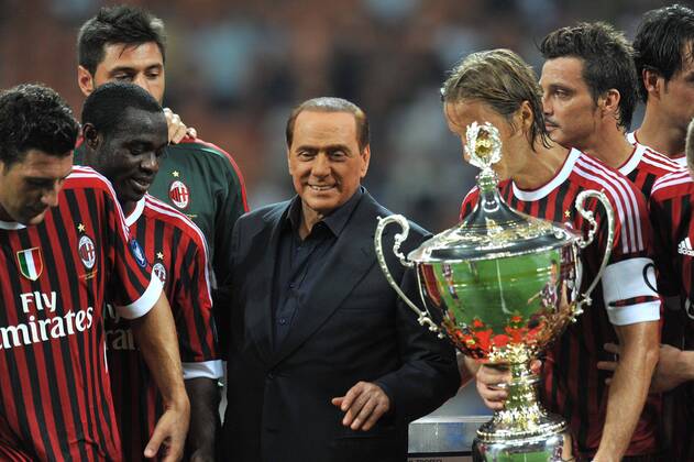 Ministerpräsident Silvio BERLUSCONI (ITA) - Stadio Meazza - Trofeo Berlusconi - AC Milan - Juventus Turin - allexsabba o0 people Politik Siegerehrung Pokal, Trophäe Objekte Sieg, Sieger