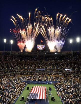 Fans watch fireworks shoot off during the opening ceremony of Day One of the 2011 US Open Tennis Championships at Arthur Ashe Stadium in New York, USA, August 29, 2011. (Xinhua Shen Hong)(wll) US-NEW YORK-TENNIS-US OPEN-DAY 1  o0 Sportstätte Stadion Court Totale Eröffnungsfeier Pyrotechnik Fahne Nationalfahne Objekte