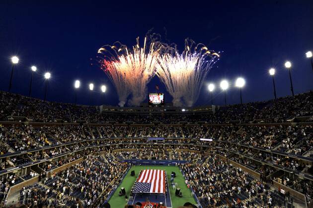 Fans watch fireworks shoot off during the opening ceremony of Day One of the 2011 US Open Tennis Championships at Arthur Ashe Stadium in New York, USA, August 29, 2011. (Xinhua Shen Hong)(wll) US-NEW YORK-TENNIS-US OPEN-DAY 1  o0 Sportstätte Stadion Court Totale Eröffnungsfeier Pyrotechnik Fahne Nationalfahne Objekte