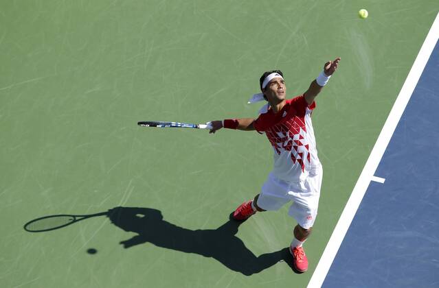 Fabio Fognini of Italy serves on day 4 in the Grandstand at the U.S. Open Tennis Championships Stadium at the Billie Jean King National Tennis Center in New York City on September 1, 2011.  NYP20110901105 o0 Schatten Schattenspiel