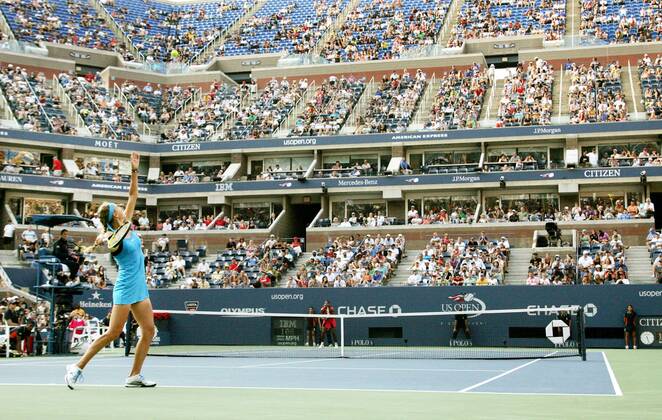 Victoria Azarenka of Belarus serves to Serena Williams, USA, in third-round action at the U.S. Open held at the National Tennis Center on September 3, 2011 in New York. Williams won 6-1, 7(7)- 6(5).  - ZUMA o0 Totale Sportstätte Stadion Court USA