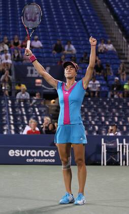 US Open 2011, USTA Billie Jean King National Tennis Center, Flushing Meadows, New York,ITF Grand Slam Tennis Tournament, Andrea Petkovic (GER) streckt die Arme hoch und jubelt nach ihrem Sieg,Jubel, Emotion,Einzelbild, Ganzkörper,Hochformat