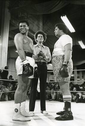 Aug. 05, 1973 - Atlanta, Georgia, U.S. - MUHAMMAD ALI faces off against Mayor MAYNARD JACKSON, the first black mayor of Atlanta, in a charity fundraiser in Atlanta, 1973. Officiating (middle) is JULIAN BOND, then President of the Southern Christian Leadership Council (SCLC). Muhammad Ali Spars Mayor of Atlanta for Charity - ZUMAkh1 o0 Sportpolitik Freude Spass Cassius Clay
