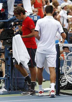 US Open 2011, USTA Billie Jean King National Tennis Center, Flushing Meadows, New York,ITF Grand Slam Tennis Tournament,Novak Djokovic(SRB) und Roger Federer (SUI) kommen sich nahe beim Seitenwechsel,