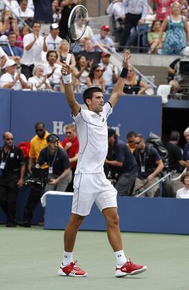 US Open 2011, USTA Billie Jean King National Tennis Center, Flushing Meadows, New York,ITF Grand Slam Tennis Tournament,Novak Djokovic(SRB) streckt die Arme in die Luft und jubelt nach seinem Sieg, Jubel,Emotion,Einzelbild,Ganzkörper,Hochformat
