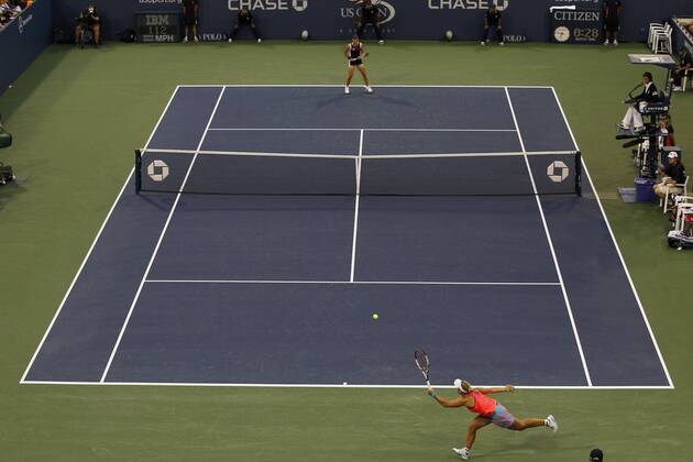 US Open 2011, USTA Billie Jean King National Tennis Center, Flushing Meadows, New York,ITF Grand Slam Tennis Tournament, vorne Angelique Kerber (GER),hinten Samantha Stosur (AUS)Aktion, Einzelbild, Ganzkörper,Querformat