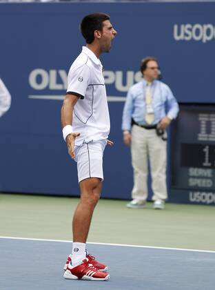 US Open 2011, USTA Billie Jean King National Tennis Center, Flushing Meadows, New York,ITF Grand Slam Tennis Tournament,Novak Djokovic(SRB) schreit und jubelt in die Richtung seiner Spielerloge,Jubel,Emotion, Einzelbild,Ganzkörper,Hochformat