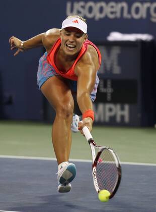 US Open 2011, USTA Billie Jean King National Tennis Center, Flushing Meadows, New York,ITF Grand Slam Tennis Tournament,Angelique Kerber (GER),Aktion, Einzelbild,Ganzkörper,Hochformat
