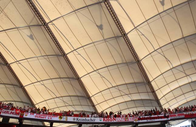 Fußball, Stadiongeschichte VfB Stuttgart FUSSBALL 1. BUNDESLIGA, VFB STUTTGART, STUTTGART, 10.09.2011 - Fans des VfB Stuttgart stehen auf der Tribüne unter dem Stadiondach in der Mercedes-Benz Arena Stuttgart. Fußball 1. Bundesliga VfB Stuttgart o0 Totale Sportstätte Stadion Dach