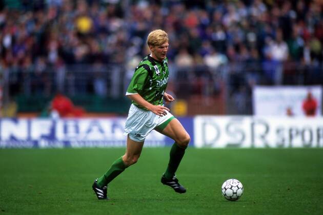 Stefan Effenberg (Borussia Mönchengladbach) am Ball Aktion Einzelbild Freisteller